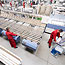 zdjęcia pracowników w hali produkcyjne/linii technologicznej producenta okien VETREX
